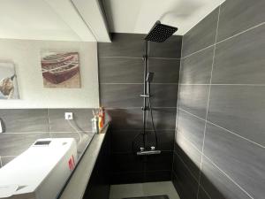 uma casa de banho com um chuveiro e um lavatório. em Charmante Doppelhaushälfte em Tuttlingen