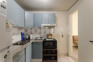 uma cozinha com um lavatório e um fogão em NO - Durand em Assunção
