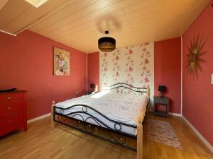 a bedroom with a bed with red walls at Charmante Doppelhaushälfte in Tuttlingen