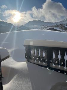 a balcony on a boat with the sun in the background at Chalet familial idéal 2 familles nombreuses Ski aux pied 12 pers Plagne Soleil in La Plagne Tarentaise