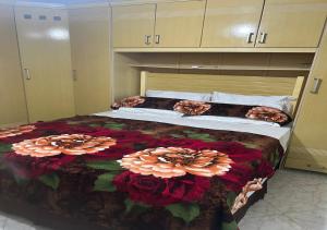 a bedroom with a bed with flowers on it at Suítes da Erô in Arraial do Cabo