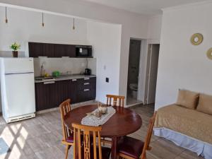 Η κουζίνα ή μικρή κουζίνα στο DEPARTAMENTOS RIVADAVIA