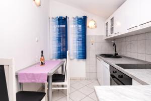 Kuchyň nebo kuchyňský kout v ubytování Apartments Miljenka