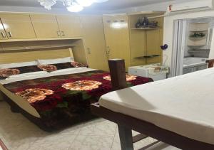 Un dormitorio con dos camas con flores. en Suítes da Erô, en Arraial do Cabo