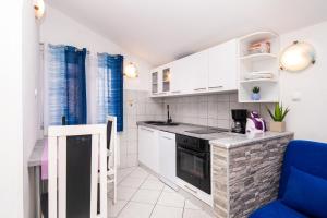 Kuchyň nebo kuchyňský kout v ubytování Apartments Miljenka