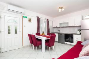 Kuchyň nebo kuchyňský kout v ubytování Apartments Miljenka