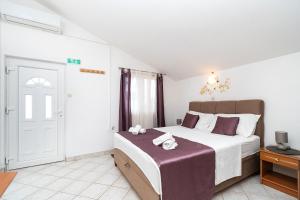 Postel nebo postele na pokoji v ubytování Apartments Miljenka
