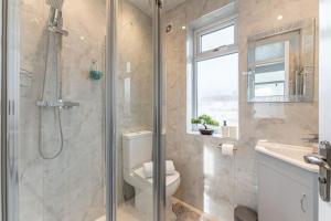 Koupelna v ubytování Modern House, Sleeps 5 in Central Coventry + 32 fotografií