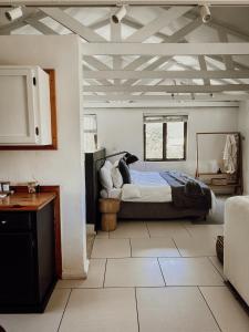 1 dormitorio con 1 cama en una habitación en Stanley Island, en Plettenberg Bay