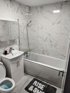 y baño con lavabo, aseo y bañera. en Thurrock-Grays Cosy 2 bed Flat easy access to London, en Grays