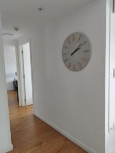 un reloj en una pared en un pasillo en Moderno apartamento con vista en Montevideo