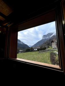 ventana con vistas a la montaña en Charme des montagnes et Annecy, en Thônes