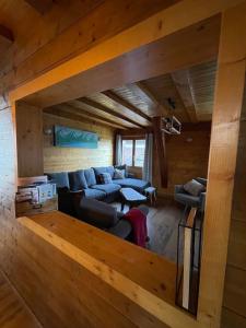 vistas a una sala de estar en una cabaña de madera en Charme des montagnes et Annecy, en Thônes
