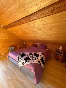 1 dormitorio con 1 cama en un ático de madera en Charme des montagnes et Annecy, en Thônes