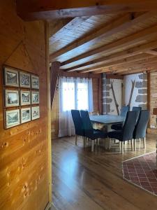 comedor con mesa y sillas en Charme des montagnes et Annecy, en Thônes