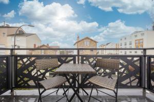 a patio with chairs and a table on a balcony at Central 3 - 10 min Paris - 30 min Disney - Free Parking - 5 min RER A in Fontenay-sous-Bois