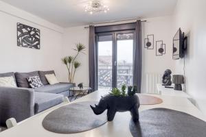 uma sala de estar com um cão sentado numa mesa em Central 3 - 10 min Paris - 30 min Disney - Free Parking - 5 min RER A em Fontenay-sous-Bois