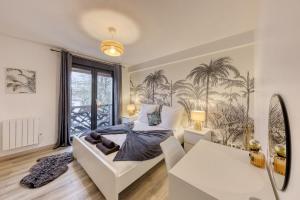 um quarto com uma cama e uma janela com palmeiras na parede em Central 3 - 10 min Paris - 30 min Disney - Free Parking - 5 min RER A em Fontenay-sous-Bois