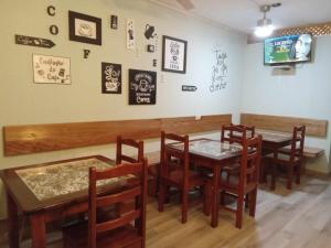 萨尔雷Pandora Ocean View am Praia Cabral的有一张桌子和几把椅子的餐厅