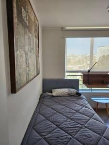 um quarto com uma cama num quarto com um piano em Departamento full equipo en Valparaiso em Viña del Mar