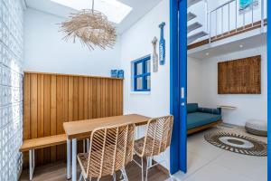 坎古的住宿－The Blue Loft Canggu - free scooter use，一间带木桌和椅子的用餐室