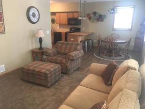 un soggiorno con divano, sedia e tavolo di Country Basement Apartment (lower duplex) a Henderson