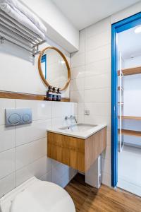 坎古的住宿－The Blue Loft Canggu - free scooter use，一间带水槽和卫生间的浴室