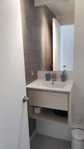 een badkamer met een wastafel en een spiegel bij Departamento full equipo en Valparaiso in Viña del Mar