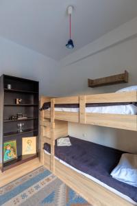 1 dormitorio con 2 literas y alfombra en Aiolos luxury Acropolis suite 7 near museum of modern art en Atenas