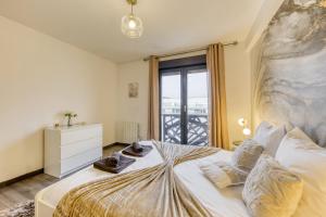 um quarto com uma cama grande e uma janela em Central 5 - 10 min Paris - 30 min Disney - Free Parking - 5 min RER A em Fontenay-sous-Bois