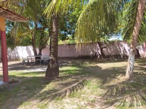 een park met een bank en palmbomen bij Linda casa em marudá in Maruda