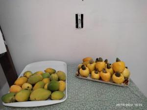 duas cestas de fruta sentadas num balcão em Linda casa em marudá em Maruda