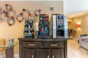 a counter with a coffee maker and a refrigerator at Best Western Plus Airport Plaza in San Jose