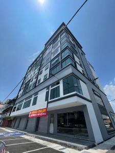 un grand bâtiment au coin d'une rue dans l'établissement DJ Citi Plaza Hotel & Suites, à Kuala Terengganu
