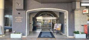 un ingresso a un negozio con un tappeto blu davanti di Highness Hotel Kurume a Kurume