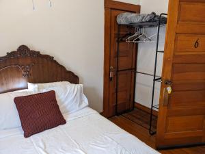 ein Schlafzimmer mit einem Bett mit einem Kopfteil aus Holz in der Unterkunft The Oliver House in Bisbee