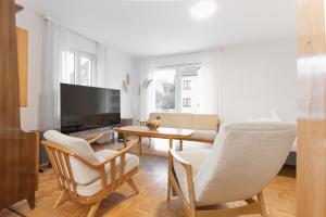 uma sala de estar com uma mesa e cadeiras e uma televisão em Bodensee-Haus IStayUnixI Seenähe-Terrasse-Garten-Netflix-Parkplatz em Radolfzell am Bodensee