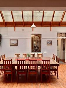 Seaview House في كوينزكليف: غرفة طعام مع طاولة وكراسي خشبية كبيرة