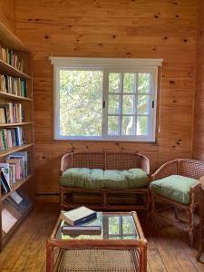 ティグレにあるHidden Island Hostelの2つのソファと窓のあるリビングルーム +42枚の写真