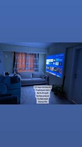 uma sala de estar com dois sofás e uma televisão em Projeksiyonlu manzaralı daire em Duzce