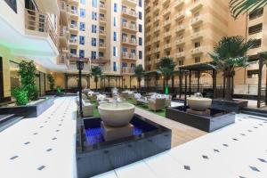 un vestíbulo con una fuente en medio de un edificio en TIME Ruba Hotel & Suites en Makkah