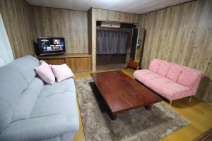 Ruang duduk di 貸切民泊勝山ベース325 福井県立恐竜博物館まで車で5分