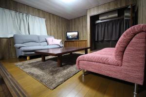Ruang duduk di 貸切民泊勝山ベース325 福井県立恐竜博物館まで車で5分