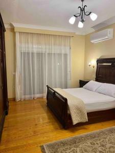 Un dormitorio con una cama grande y una ventana en Elegant Villa in Sheikh Zayed City, Egypt - Families Only en Sheikh Zayed