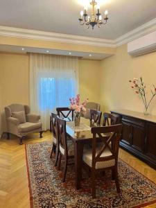 un comedor con mesa y sillas en una habitación en Elegant Villa in Sheikh Zayed City, Egypt - Families Only en Sheikh Zayed