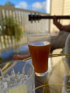 um copo de cerveja sentado em cima de uma mesa em Sylvester’s on Lamont. Arty in Invermay. em Invermay