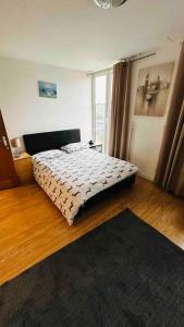 a bedroom with a bed in a room with a window at Baker Street 2 Bed Apartment in London