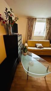 a living room with a glass table and a couch at Baker Street 2 Bed Apartment in London