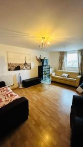 a living room with a hard wood floor at Baker Street 2 Bed Apartment in London