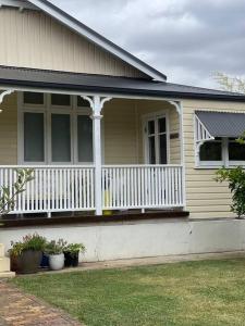 una casa con portico e balcone bianco di Sylvester’s on Lamont. Arty in Invermay. a Invermay